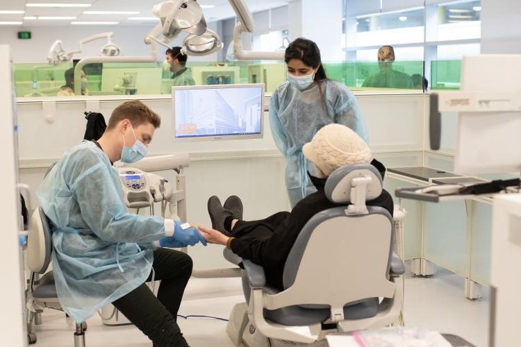 来自亚瑟大学牙科学院的学生. Dugoni牙科学院在2023年的年度高级微笑和健康健康博览会上为患者提供护理.