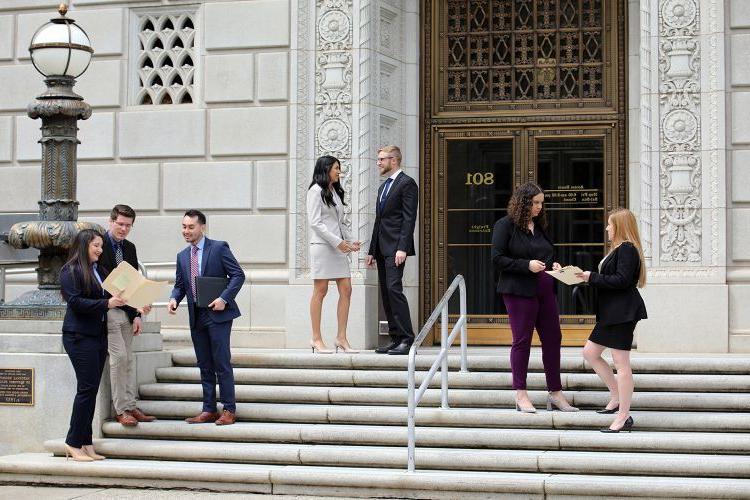 法律系学生站在联邦辩护人办公室的台阶上