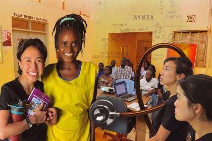 博彩平台网址大全的学生在肯尼亚与50名医务人员一起工作.