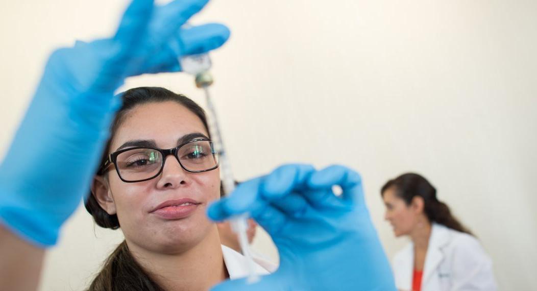 一位药学专业的学生正在准备流感疫苗