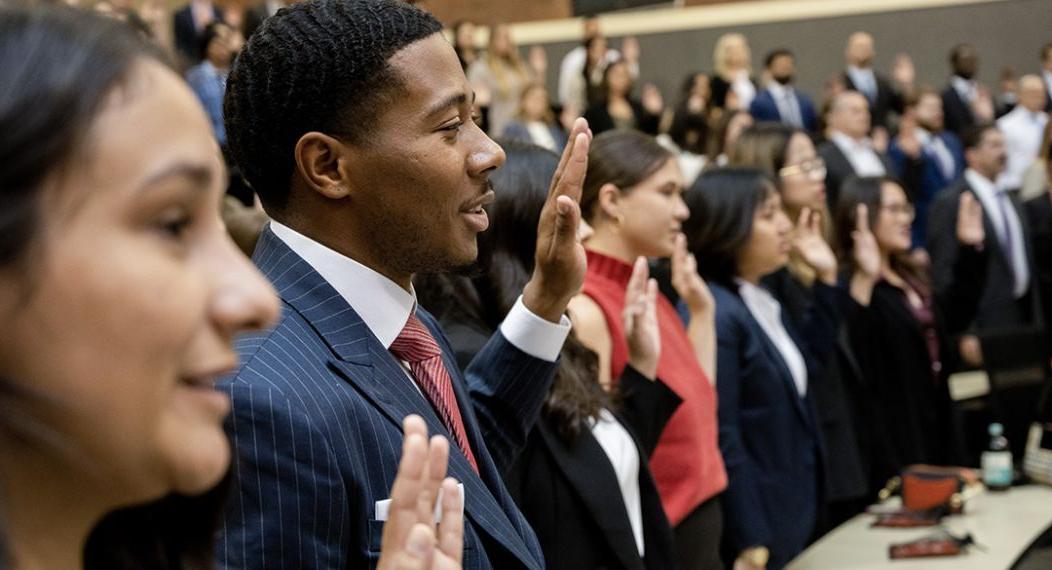 麦克乔治大学的学生正在宣誓