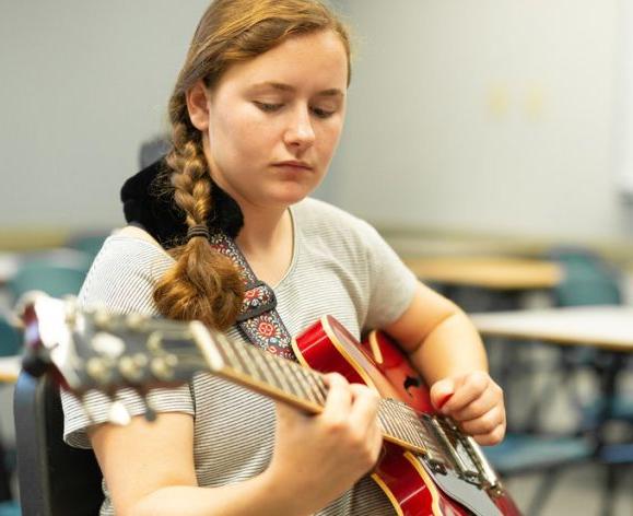 student playing a jazz guitar